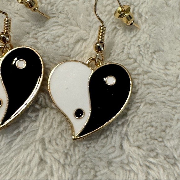 Beautiful Earrings - Picture 3 of 4